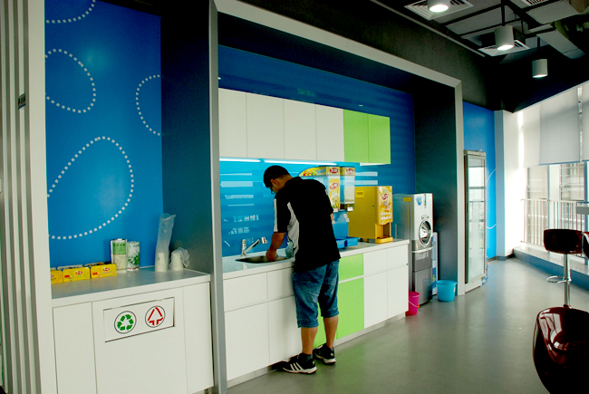 茶水间,比以前更加的人性化了不过还是觉得我的植物最漂亮,花盆也很